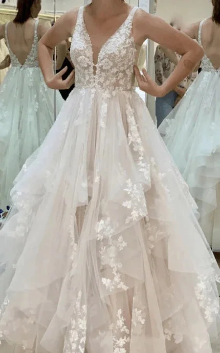 Sexy Plunged A-line Ball Gown Tulle Layered Lace Applique Wedding Dress